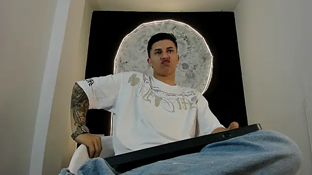 Snapshot of liaamsmiith_ chatting on October 22, 12:05 pm liaamsmiith online show from October 22, 12:05 pm