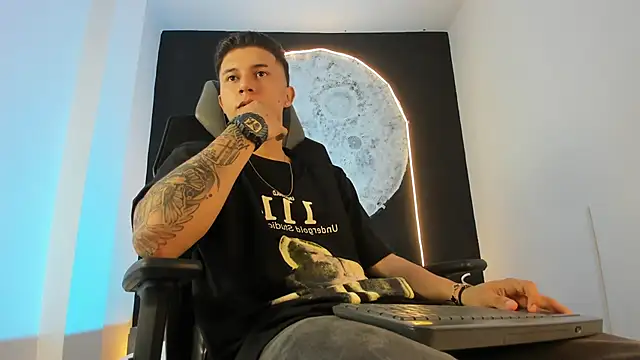 Snapshot of liaamsmiith_ chatting on November 1, 11:56 am liaamsmiith online show from November 1, 11:56 am