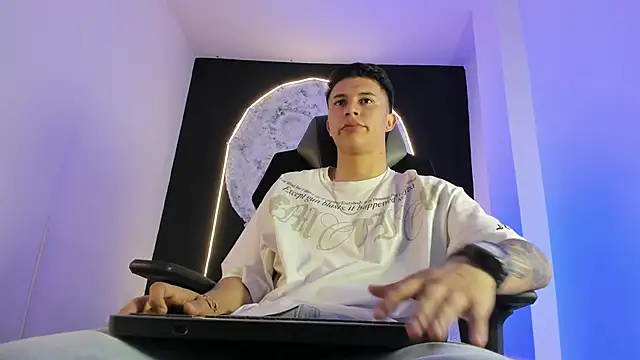 Snapshot of liaamsmiith_ chatting on November 3, 12:28 pm liaamsmiith online show from November 3, 12:28 pm