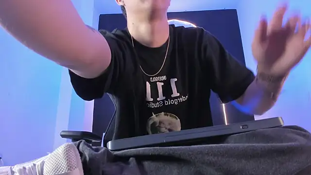 Snapshot of liaamsmiith_ chatting on November 4, 12:26 pm liaamsmiith online show from November 4, 12:26 pm