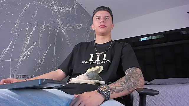 Snapshot of liaamsmiith_ chatting on November 17, 12:11 pm liaamsmiith online show from November 17, 12:11 pm