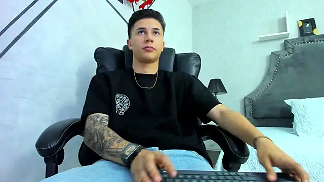 Snapshot of liaamsmiith_ chatting on November 20, 12:27 pm liaamsmiith online show from November 20, 12:27 pm