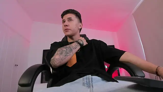 Snapshot of liaamsmiith_ chatting on December 3, 12:03 pm liaamsmiith online show from December 3, 12:03 pm