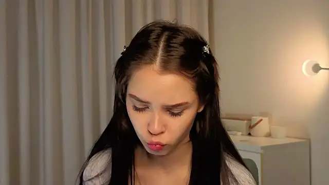 Snapshot of slyshypie chatting on November 23, 3:23 pm slyshypie online show from November 23, 3:23 pm