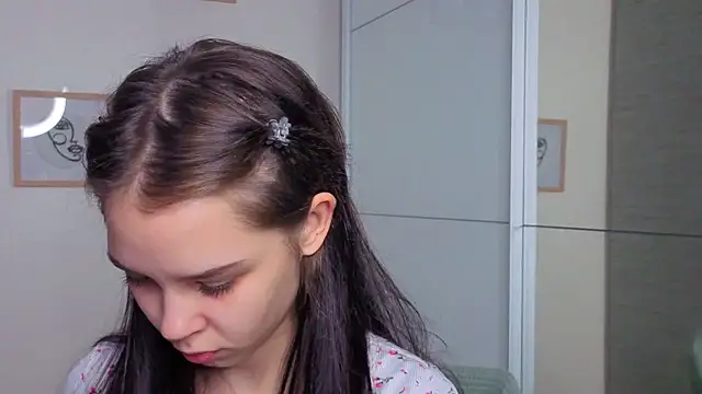 Snapshot of slyshypie chatting on December 2, 1:05 pm slyshypie online show from December 2, 1:05 pm