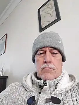 Snapshot of slaveman4you chatting on November 18, 11:25 am slaveman4you online show from November 18, 11:25 am