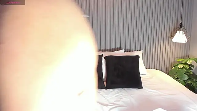 ZoeHardman online show from November 1, 4:36 am