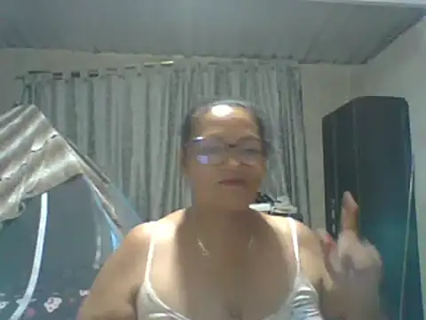 Snapshot of _Cristal chatting on October 19, 2:56 am Cristal online show from October 19, 2:56 am