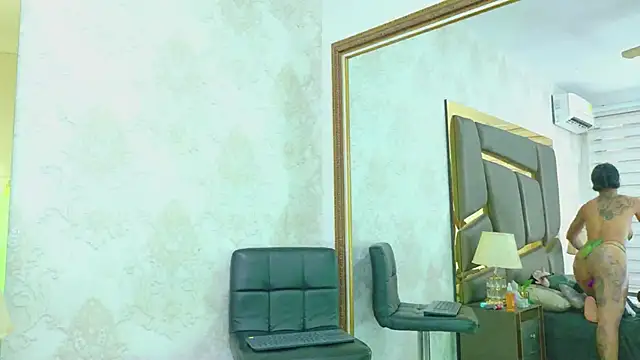 Snapshot of EmilieLake chatting on October 9, 9:13 pm EmilieLake online show from October 9, 9:13 pm