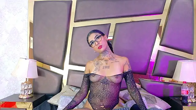 Snapshot of EmilieLake chatting on October 21, 8:31 pm EmilieLake online show from October 21, 8:31 pm