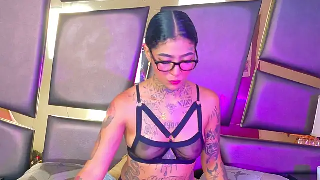 Snapshot of EmilieLake chatting on November 15, 8:27 pm EmilieLake online show from November 15, 8:27 pm