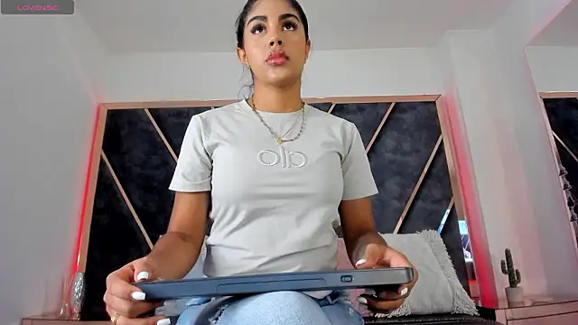 SusanaHenao online show from March 12, 5:30 pm