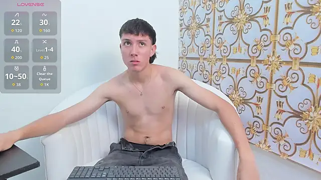 Snapshot of LittleDanny_ chatting on October 24, 5:53 pm LittleDanny online show from October 24, 5:53 pm