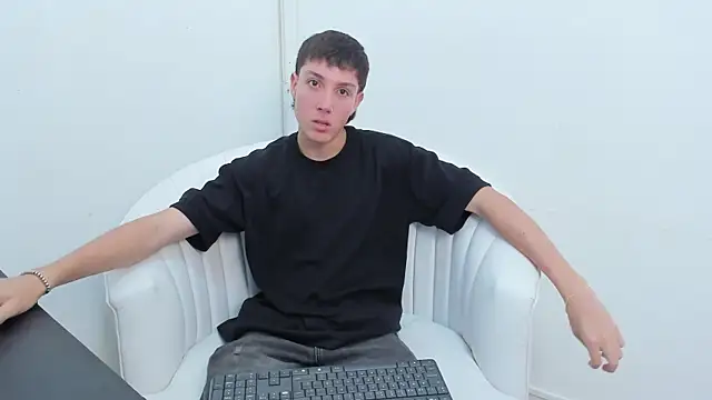 Snapshot of LittleDanny_ chatting on November 12, 3:56 pm LittleDanny online show from November 12, 3:56 pm