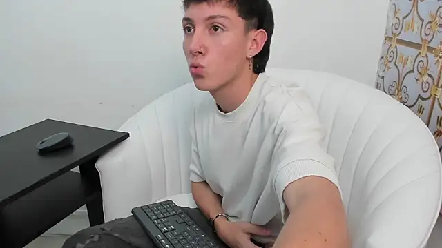 Snapshot of LittleDanny_ chatting on November 13, 5:01 pm LittleDanny online show from November 13, 5:01 pm