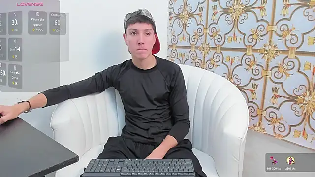 Snapshot of LittleDanny_ chatting on November 18, 2:54 pm LittleDanny online show from November 18, 2:54 pm