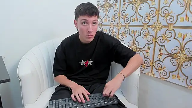 Snapshot of LittleDanny_ chatting on November 25, 7:03 pm LittleDanny online show from November 25, 7:03 pm