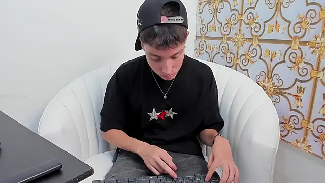 Snapshot of LittleDanny_ chatting on November 26, 7:04 pm LittleDanny online show from November 26, 7:04 pm