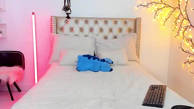 LenaStylesOA online show from February 28, 2:07 pm