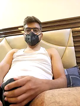 Snapshot of LoveGuruRA chatting on October 7, 4:53 am LoveGuruRA online show from October 7, 4:53 am