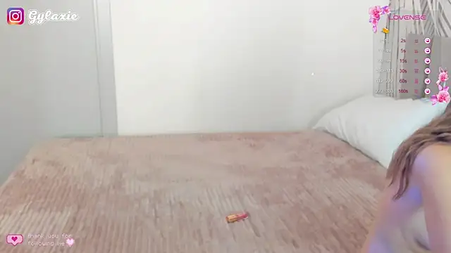 Snapshot of KiaraCaley chatting on October 11, 1:49 am KiaraCaley online show from October 11, 1:49 am