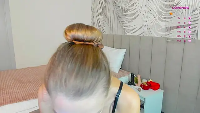 Snapshot of KiaraCaley chatting on November 13, 2:10 am KiaraCaley online show from November 13, 2:10 am