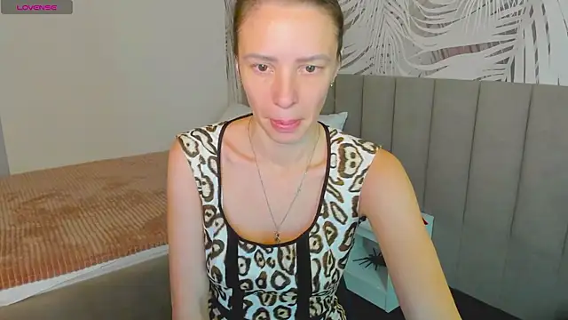 Snapshot of KiaraCaley chatting on November 14, 1:37 am KiaraCaley online show from November 14, 1:37 am