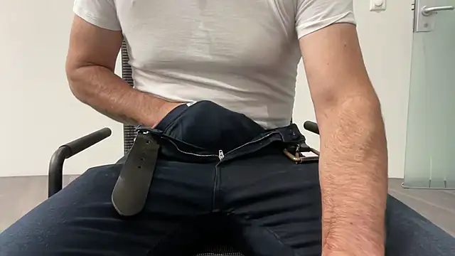 Snapshot of harrys74 chatting on November 10, 12:15 pm harrys74 online show from November 10, 12:15 pm