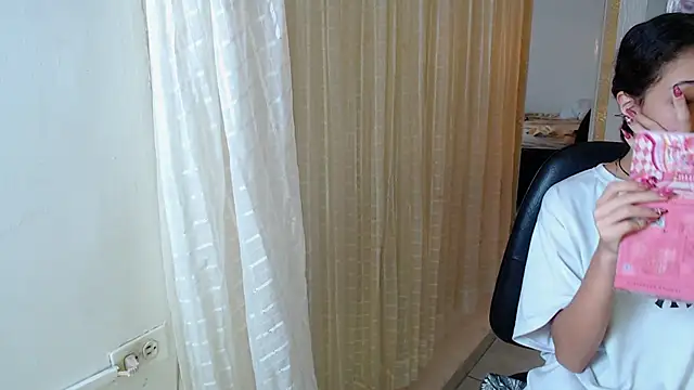 Snapshot of honeymoon_12 chatting on October 4, 3:04 am honeymoon 12 online show from October 4, 3:04 am