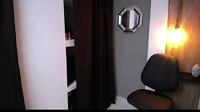 Snapshot of honeymoon_12 chatting on October 12, 4:00 am honeymoon 12 online show from October 12, 4:00 am