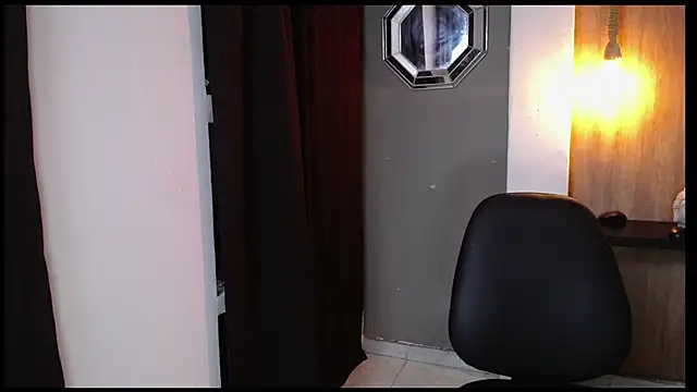 Snapshot of honeymoon_12 chatting on October 18, 4:04 am honeymoon 12 online show from October 18, 4:04 am