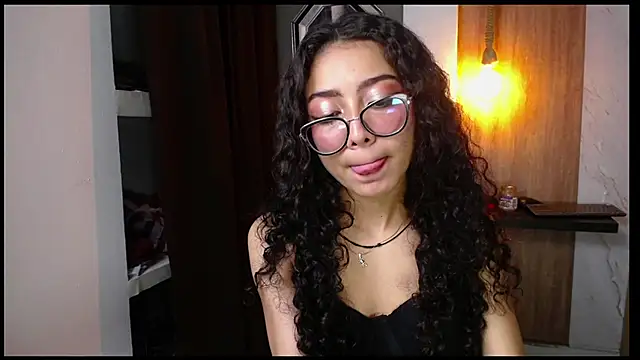 Snapshot of honeymoon_12 chatting on October 19, 4:13 am honeymoon 12 online show from October 19, 4:13 am