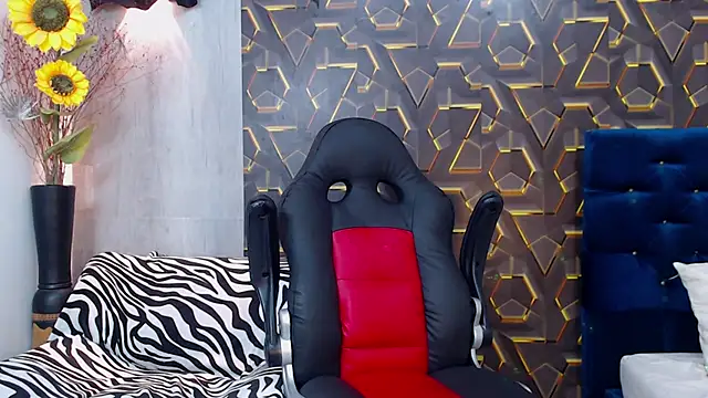 Snapshot of honeymoon_12 chatting on November 6, 4:57 am honeymoon 12 online show from November 6, 4:57 am