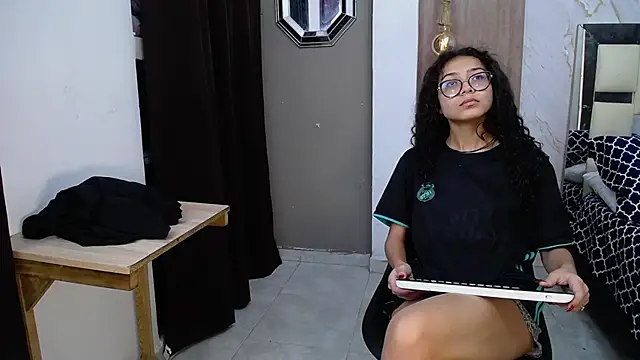 Snapshot of honeymoon_12 chatting on November 8, 1:55 pm honeymoon 12 online show from November 8, 1:55 pm