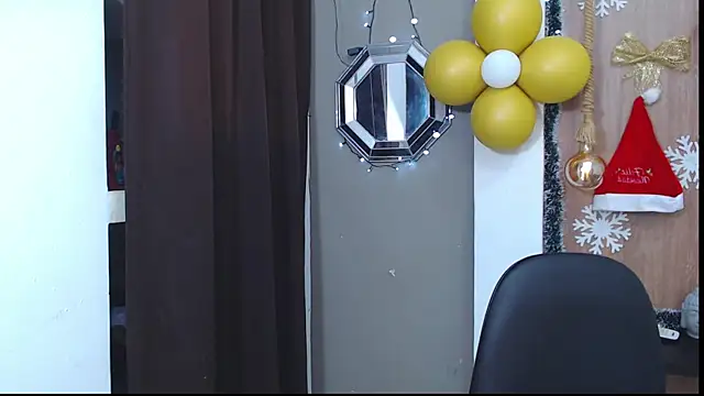 Snapshot of honeymoon_12 chatting on November 27, 3:52 am honeymoon 12 online show from November 27, 3:52 am