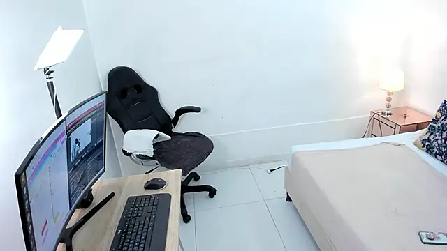 Snapshot of cloemorwen chatting on November 11, 9:48 pm cloemorwen online show from November 11, 9:48 pm