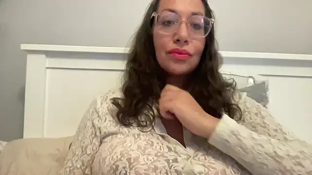 Snapshot of RosaFreya chatting on May 27, 2:58 pm RosaFreya online show from May 27, 2:58 pm