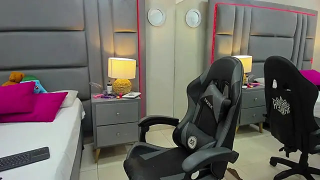 Snapshot of EimmyJones chatting on November 7, 3:17 am EimmyJones online show from November 7, 3:17 am