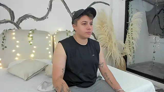 Snapshot of IanGilbert chatting on December 18, 7:25 am IanGilbert online show from December 18, 7:25 am