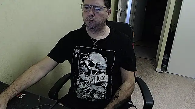 Snapshot of blueandwhite1 chatting on December 3, 9:00 am blueandwhite1 online show from December 3, 9:00 am