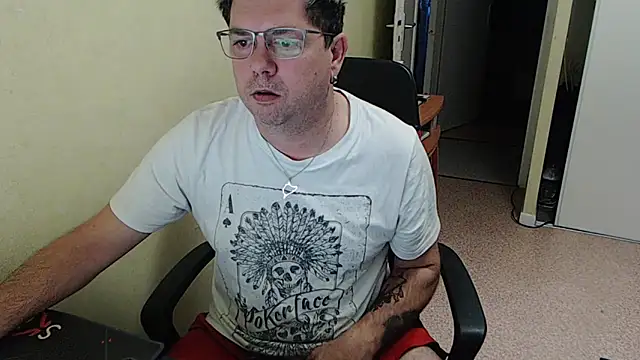 Snapshot of blueandwhite1 chatting on December 11, 8:04 am blueandwhite1 online show from December 11, 8:04 am