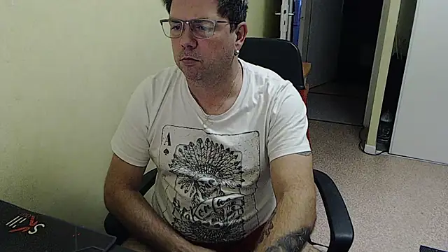 Snapshot of blueandwhite1 chatting on December 11, 3:37 pm blueandwhite1 online show from December 11, 3:37 pm