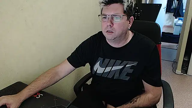 Snapshot of blueandwhite1 chatting on December 17, 3:28 pm blueandwhite1 online show from December 17, 3:28 pm