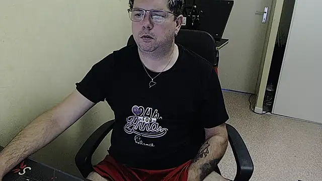 Snapshot of blueandwhite1 chatting on December 18, 8:09 am blueandwhite1 online show from December 18, 8:09 am