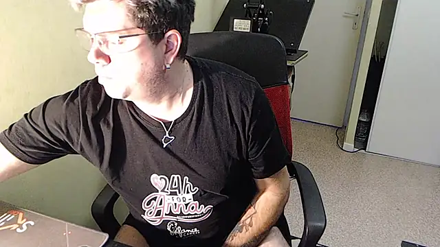 Snapshot of blueandwhite1 chatting on December 18, 4:06 pm blueandwhite1 online show from December 18, 4:06 pm