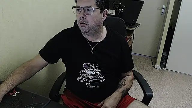 Snapshot of blueandwhite1 chatting on December 20, 3:31 pm blueandwhite1 online show from December 20, 3:31 pm