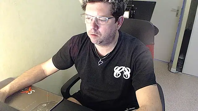 Snapshot of blueandwhite1 chatting on December 29, 8:22 am blueandwhite1 online show from December 29, 8:22 am