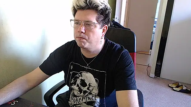 Snapshot of blueandwhite1 chatting on December 30, 11:15 am blueandwhite1 online show from December 30, 11:15 am