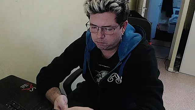 Snapshot of blueandwhite1 chatting on December 31, 4:35 pm blueandwhite1 online show from December 31, 4:35 pm