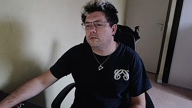 Snapshot of blueandwhite1 chatting on January 2, 2:35 pm blueandwhite1 online show from January 2, 2:35 pm